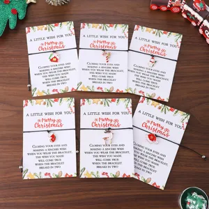 Set de pulseras de deseos navideños con lindos dijes de dibujos animados en tarjetas de felicitación.