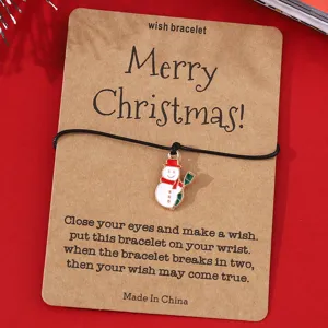 Detailansicht des Weihnachts-Wunscharmbands mit süßem Schneemann-Anhänger auf Kraftkarte.