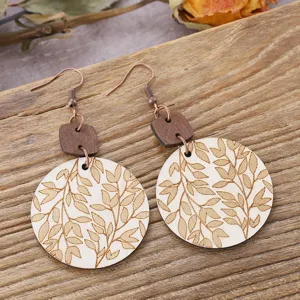 Pendientes colgantes de madera con detalle de hojas estilo bohemio, joyería natural.