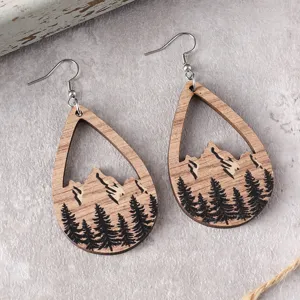 Pendientes de madera en forma de gota con diseño grabado a láser de montañas y pinos naturales.