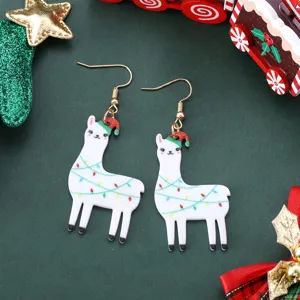 Pendientes de acrílico de llama de Navidad bonitos vista detallada con luces festivas.