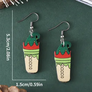 Boucles d'oreilles tasse de café en bois de Noël avec design de chapeau de lutin de fête chic.