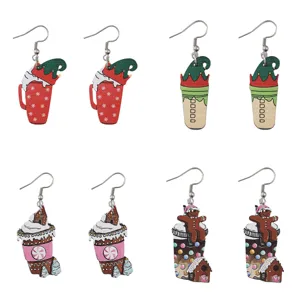 Ensemble de boucles doreilles en bois de Noël avec tasses de café et bonshommes de pain.