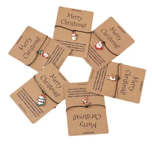 Weihnachten Wunscharmbänder Set mit niedlichen Anhängern auf Kraftpapierkarten für Geschenke.