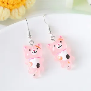 Close-up detail roze hars kitten hangende oorbellen, klein schattig cartoon dier sieraden.