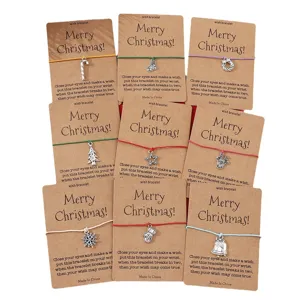 Weihnachtswunscharmband Set mit Kraftpapier Karten, bunten Seilen und niedlichen Anhängern.