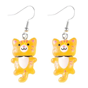 Leuke oranje kat hars oorbellen met zilverkleurige haken voordagelijks mode gebruik.