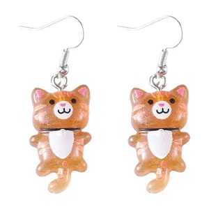 Schattige tekenfilm oranje kat hars hanger oorringen, speelse dierensieraden details.