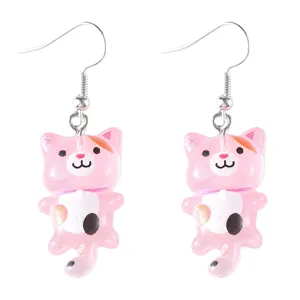 Schattige roze hars kat hanger oorbellen, gedetailleerde close-up van het leuke dier sieraden.