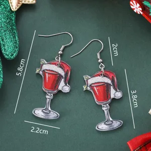 Detailansicht der weihnachtlichen Acryl Ohrringe mit Rotweinglas und Weihnachtsmuetze Maße.