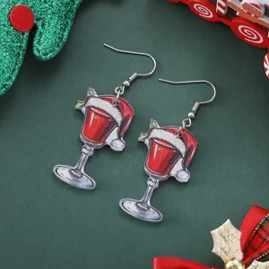 Weihnachts-Weinglas Acryl-Ohrringe, festliche Party-Schmuck Details und Design im Nahbereich.