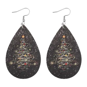 Nahaufnahme der tropfenförmigen Lederohrringe mit Weihnachtsbaum-Muster und Metallhaken.
