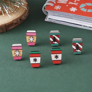 Vue détaillée en gros plan de charmantes boucles d'oreilles tasse de café de Noël festives.