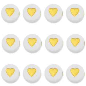 Gedetailleerd overzicht van ronde witte acryl kralen met gouden hart patroon voor sieraden.