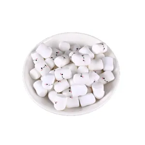 Χαριτωμένα μενταγιόν marshmallow σε λευκό μπολ για DIY κοσμήματα θήκη τηλεφώνου αξεσουάρ