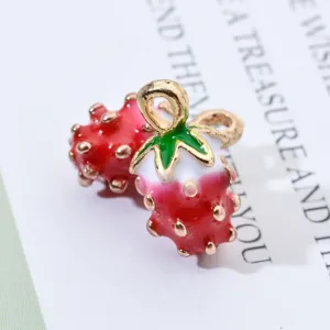 Accessoire bijoux pendentif fraise émail doré DIY vue détaillée pour artisanat