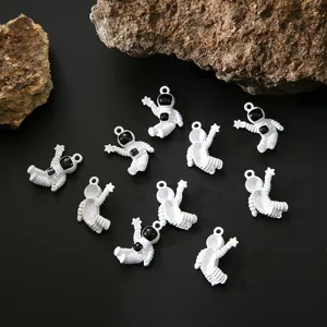 Ciondolo astronauta con stella in lega, perfetto per decorare orecchini e collane fai-da-te.