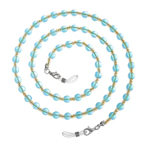 Detalle en primer plano de cadena de gafas de cuentas de cristal azul con espaciadores.