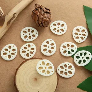 Ciondoli a fetta di radice di loto in resina bianca per accessori di gioielli fai da te.