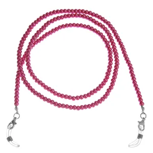 Detalle de cadena de gafas de cuentas rosas, cordón antipérdida para mascarilla.