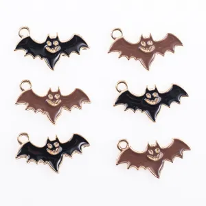 Détails en gros plan de pendentifs chauve-souris en émail, parfaits pour la création de bijoux.