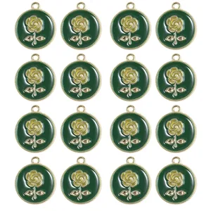 Vista dettagliata dei ciondoli rotondi in lega con rosa retro verde, perfetti per gioielli fai da te.