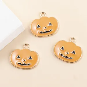 Vue détaillée du pendentif en alliage émaillé citrouille d'Halloween pour accessoires DIY.