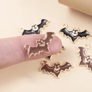 Halloween noir marron chauve-souris pendentif en alliage bijoux artisanaux gros plan