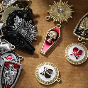 Primer plano de dijes de metal barroco gótico, calaveras y ataúdes para joyería DIY.