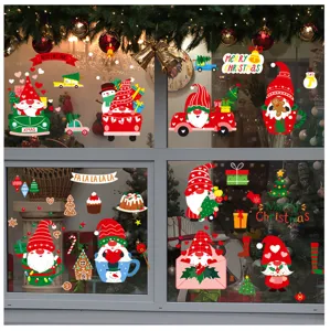 Detailansicht der Weihnachts-Fensteraufkleber mit festiven Wichteln, Autos und Tannen.