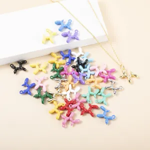Bel assortiment de pendentifs chien ballon en émail coloré avec chaîne dorée pour bijoux DIY.