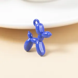 Gros plan pendentif chien ballon en alliage bleu, charm idéal pour fabrication bijoux DIY.