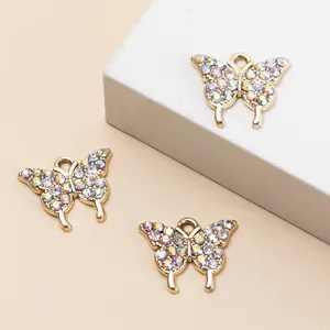 Nahaufnahme Detail Strass Schmetterling Anhänger Charms, buntes Kristall Metall DIY Schmuck.
