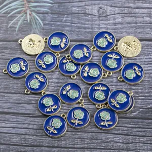 Dettaglio charm rotondo in lega smaltata rosa blu per collana orecchini fai da te.
