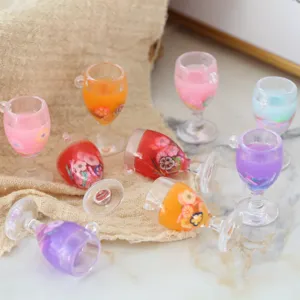 Detalles de dijes de resina de vaso de coctel en miniatura con colgantes coloridos para manualidades.