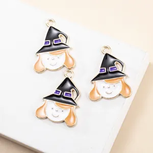 Vue détaillée de pendentifs émaillés sorcière d'Halloween, charm en alliage mignon pour bijoux DIY.
