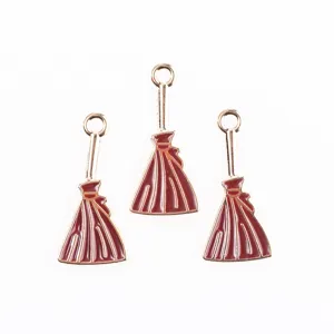 Mini scopa da strega ciondoli in metallo smalto rosso per gioielli fai da te Halloween.