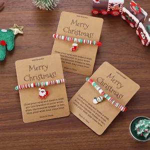 Weihnachten Perlenarmband Detailansicht mit niedlichem Weihnachtsmann Anhänger und Wunschkarte.
