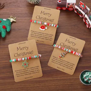Detaillierte Nahaufnahme von bunten Weihnachtstonarmbändern auf schönen Pappkarten.