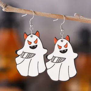 Nahaufnahme von Halloween Geist Holzohrringen am Ast, niedliches gruseliges Design.