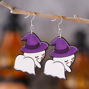 Niedliche Halloween Geist Holzohrenringe mit lila Hexenhut Design, perfekter festlicher Schmuck Detail.