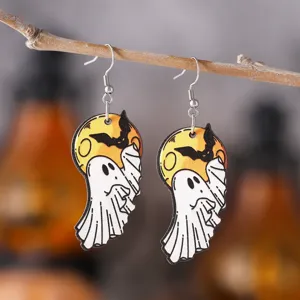 Nahaufnahme von Halloween Holz Geister Ohrringen am Zweig, festlicher Schmuck Detail.