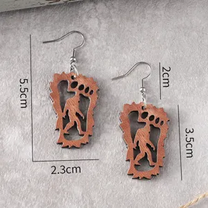 Hölzerne Bigfoot Silhouette Ohrringe mit Metallhaken, origineller leichter Ohrschmuck.