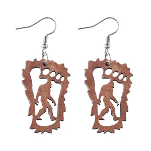 Hölzerne Bigfoot Silhouette Ohrringe, lustige Sasquatch Fußabdruck Ohrhänger Schmuck.