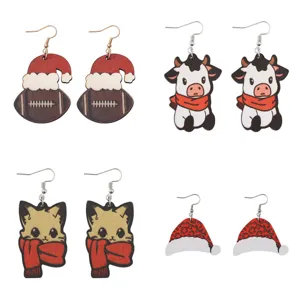 Ensemble de boucles d'oreilles en bois de Noël avec chat mignon vache football et chapeau de fête.