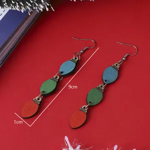 Orecchini pendenti in legno con lampadine di Natale, eleganti gioielli festivi rossi verdi.