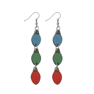 Primo piano di orecchini pendenti natalizi in legno a forma di lampadina nei colori rosso, verde.