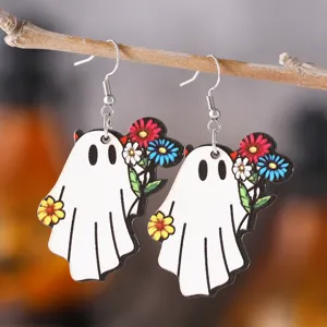 Detailansicht der niedlichen Halloween Geist Holz Ohrringe mit bunten Blumen Motiven.