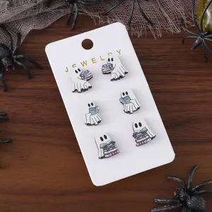 Dettaglio orecchini a perno in legno fantasma di Halloween, set di gioielli gotici spettrali.