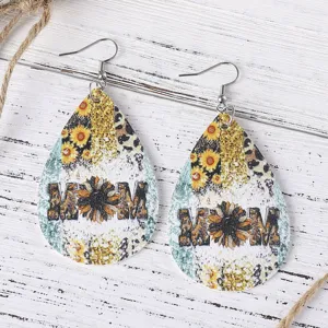 Primo piano di orecchini in ecopelle a goccia con stampa girasole e leopardo.